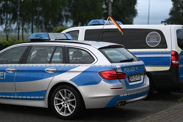 Federal police officers may fly the German flag on their official vehicles The existing ban on flags on official vehicles for reasons of neutrality was suspended for the Federal Police at the request of the Federal Minister of the Interior However, the decree only applies for the duration of the European Championships and only for German flags Bunde Niedersachsen Germany Copyright: xdiebildwerftx