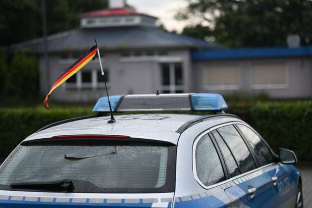 Federal police officers may fly the German flag on their official vehicles The existing ban on flags on official vehicles for reasons of neutrality was suspended for the Federal Police at the request of the Federal Minister of the Interior However, the decree only applies for the duration of the European Championships and only for German flags Bunde Niedersachsen Germany Copyright: xdiebildwerftx