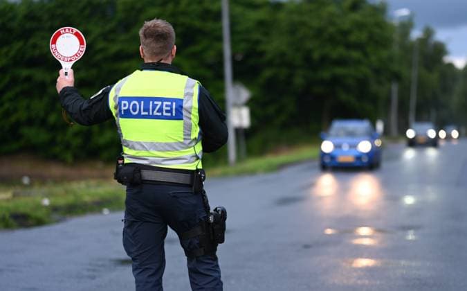Border control for traffic arriving at the Netherlands first match Since the early hours of June 15, the Bad Bentheim Federal Police Headquarters has been controlling traffic arriving at the Bunderneuland border crossing for the international match between the Dutch national team Bunde Niedersachsen Germany Copyright: xdiebildwerftx