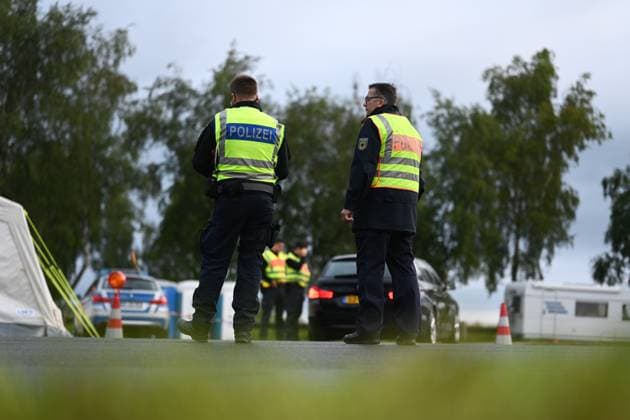 Border control for traffic arriving at the Netherlands first match Since the early hours of June 15, the Bad Bentheim Federal Police Headquarters has been controlling traffic arriving at the Bunderneuland border crossing for the international match between the Dutch national team Bunde Niedersachsen Germany Copyright: xdiebildwerftx