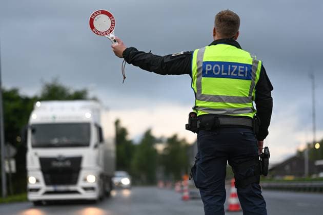 Border control for traffic arriving at the Netherlands first match Since the early hours of June 15, the Bad Bentheim Federal Police Headquarters has been controlling traffic arriving at the Bunderneuland border crossing for the international match between the Dutch national team Bunde Niedersachsen Germany Copyright: xdiebildwerftx
