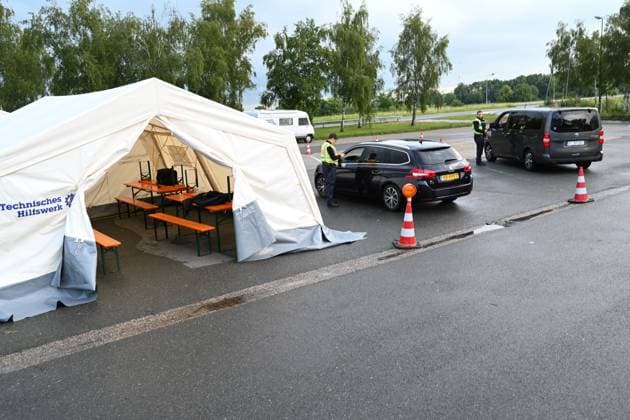 Border control for traffic arriving at the Netherlands first match Since the early hours of June 15, the Bad Bentheim Federal Police Headquarters has been controlling traffic arriving at the Bunderneuland border crossing for the international match between the Dutch national team Bunde Niedersachsen Germany Copyright: xdiebildwerftx