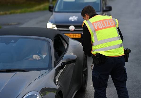 Border control for traffic arriving at the Netherlands first match Since the early hours of June 15, the Bad Bentheim Federal Police Headquarters has been controlling traffic arriving at the Bunderneuland border crossing for the international match between the Dutch national team Bunde Niedersachsen Germany Copyright: xdiebildwerftx