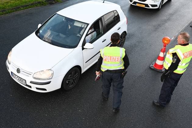 Border control for traffic arriving at the Netherlands first match Since the early hours of June 15, the Bad Bentheim Federal Police Headquarters has been controlling traffic arriving at the Bunderneuland border crossing for the international match between the Dutch national team Bunde Niedersachsen Germany Copyright: xdiebildwerftx
