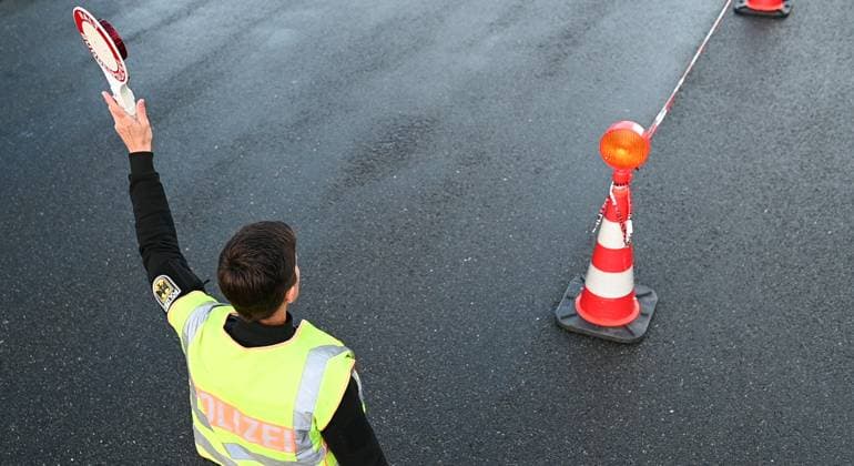 Border control for traffic arriving at the Netherlands first match Since the early hours of June 15, the Bad Bentheim Federal Police Headquarters has been controlling traffic arriving at the Bunderneuland border crossing for the international match between the Dutch national team Bunde Niedersachsen Germany Copyright: xdiebildwerftx