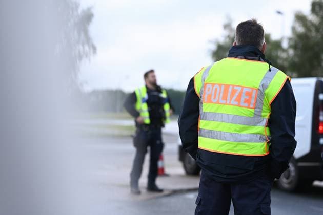 Border control for traffic arriving at the Netherlands first match Since the early hours of June 15, the Bad Bentheim Federal Police Headquarters has been controlling traffic arriving at the Bunderneuland border crossing for the international match between the Dutch national team Bunde Niedersachsen Germany Copyright: xdiebildwerftx