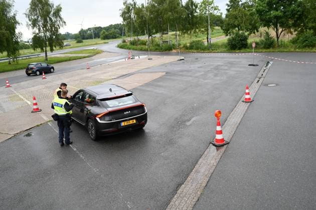 Border control for traffic arriving at the Netherlands first match Since the early hours of June 15, the Bad Bentheim Federal Police Headquarters has been controlling traffic arriving at the Bunderneuland border crossing for the international match between the Dutch national team Bunde Niedersachsen Germany Copyright: xdiebildwerftx