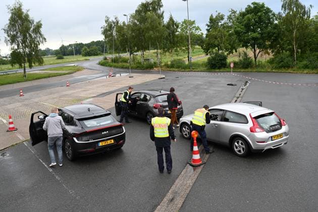 Border control for traffic arriving at the Netherlands first match Since the early hours of June 15, the Bad Bentheim Federal Police Headquarters has been controlling traffic arriving at the Bunderneuland border crossing for the international match between the Dutch national team Bunde Niedersachsen Germany Copyright: xdiebildwerftx