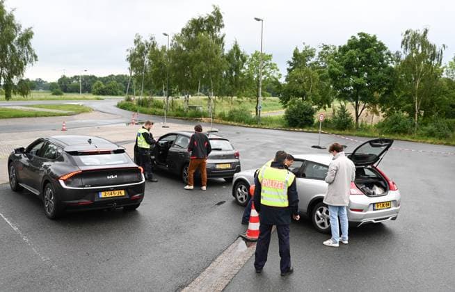 Border control for traffic arriving at the Netherlands first match Since the early hours of June 15, the Bad Bentheim Federal Police Headquarters has been controlling traffic arriving at the Bunderneuland border crossing for the international match between the Dutch national team Bunde Niedersachsen Germany Copyright: xdiebildwerftx