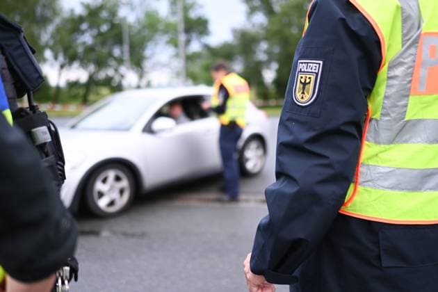 Border control for traffic arriving at the Netherlands first match Since the early hours of June 15, the Bad Bentheim Federal Police Headquarters has been controlling traffic arriving at the Bunderneuland border crossing for the international match between the Dutch national team Bunde Niedersachsen Germany Copyright: xdiebildwerftx