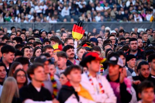 Public viewing of the European Championships Around 8,000 people in the FanPark at Nuremberg Airport watch the DFBs 5-1 win over Scotland Themed image, symbolic image Nuremberg, 14 06 2024 Bavaria Germany Copyright: xDwixAnoraganingrumx