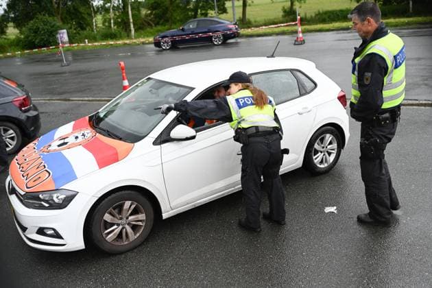 Border control for traffic arriving at the Netherlands first match Since the early hours of June 15, the Bad Bentheim Federal Police Headquarters has been controlling traffic arriving at the Bunderneuland border crossing for the international match between the Dutch national team Bunde Niedersachsen Germany Copyright: xdiebildwerftx