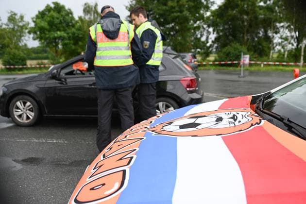 Border control for traffic arriving at the Netherlands first match Since the early hours of June 15, the Bad Bentheim Federal Police Headquarters has been controlling traffic arriving at the Bunderneuland border crossing for the international match between the Dutch national team Bunde Niedersachsen Germany Copyright: xdiebildwerftx