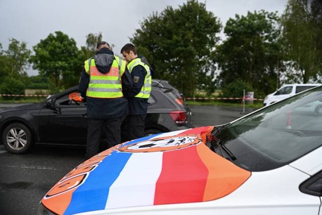 Border control for traffic arriving at the Netherlands first match Since the early hours of June 15, the Bad Bentheim Federal Police Headquarters has been controlling traffic arriving at the Bunderneuland border crossing for the international match between the Dutch national team Bunde Niedersachsen Germany Copyright: xdiebildwerftx