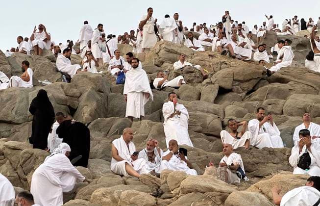 Bilder des Jahres 2024, News 06 Juni News Themen der Woche KW24 News Bilder des Tages Muslim pilgrims pray at dawn on Saudi Arabia s Mount Arafat, also known as Jabal al-Rahma or Mount of Mercy Muslim pilgrims pray at dawn on Saudi Arabia s Mount Arafat, also known as Jabal al-Rahma or Mount of Mercy, during the climax of the Hajj pilgrimage on June 15, 2024. More than 1.5 million Muslims will pray on Mount Arafat in soaring temperatures on June 15, in the high-point and most gruelling day of the annual Hajj pilgrimage, one of the five pillars of Islam that must be performed at least once by all Muslims who have the means to do so. Photo by Medhat Hajaj APAimages Mecca Mecca Saudi Arabia 150624_Mecca_MH_00(77) Copyright: xapaimagesxMedhatxHajaj xAPAimagesx