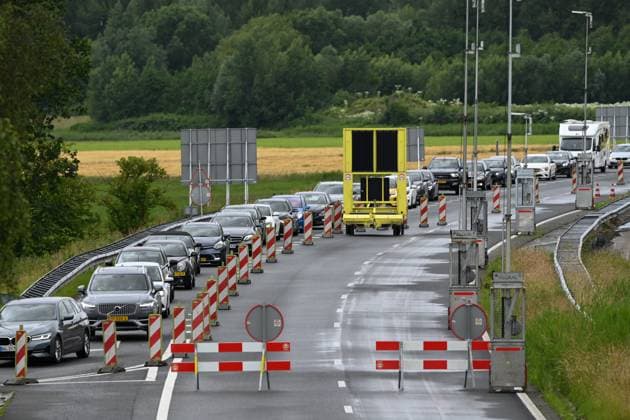 Border control on arrival traffic for the Netherlands first match Kilometre-long traffic jam on the Autobahn 7 Since the early hours of 15 June, the Bad Bentheim Federal Police Directorate has been controlling arrival traffic at the Bunderneuland border crossing for the international match between the Dutch national team Bunde Lower Saxony Germany Copyright: xdiebildwerftx