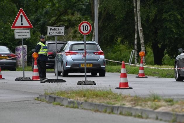 Border control for traffic arriving at the Netherlands first match Since the early hours of June 15, the Bad Bentheim Federal Police Headquarters has been controlling traffic arriving at the Bunderneuland border crossing for the international match between the Dutch national team Bunde Niedersachsen Germany Copyright: xdiebildwerftx