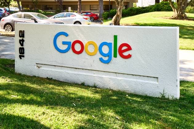 Mountain View, California, United States of America - June 13, 2024: The Google logo on a company sign at the company headquarters in California, USA. The company Google, a leading tech giant in Silicon Valley *** Das Google Logo auf einem Firmenschild an der Firmenzentrale in Kalifornien, USA. Das Unternehmen Google, ein führender Tech-Gigant im Silicon Valley