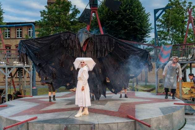 Cottbuser Sommertheater Open Air: KRABAT DEU Brandenburg Cottbus Â Sommertheater Open Air im Hof der Alvensleben-Kaserne: Mit KRABAT bringt das Staatstheater Cottbus am Samstag, 15. Juni 2024, eine große sorbische Erzählung aus dem 17. Jahrhundert als Sommertheater Open Air zur Premiere. Rund 80 Spielende, die sich aus Laien und professionellen Schauspieler*innen zusammensetzen, bevölkern dafür den Hof der Alvensleben-Kaserne und lassen das Bühnenstück in einem sorbischen Dorffest mit dem Publikum enden. Die Inszenierung und die dafür neu entstandene Textfassung von Wolfgang Michalek und Armin Petras sind ein lustvoller Versuch, der Vielschichtigkeit dieser Volkssage gerecht zu werden. *** Cottbus Summer Theater Open Air KRABAT