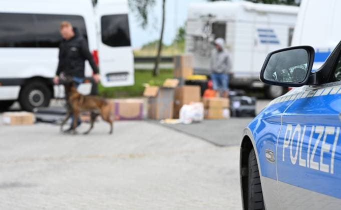 Border control on arrival traffic for the Netherlands first match A sniffer dog sniffs out luggage Since the early hours of June 15, the Bad Bentheim Federal Police Directorate has been checking arrival traffic at the Bunderneuland border crossing for the international match of the Dutch national team Bunde Lower Saxony Germany Copyright: xdiebildwerftx