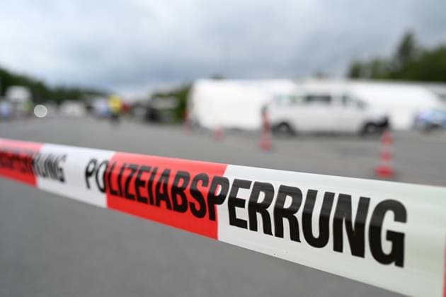 Border control on arrival traffic for the Netherlands first match View of a police cordon Since the early hours of June 15, the Bad Bentheim Federal Police Directorate has been controlling arrival traffic at the Bunderneuland border crossing for the international match of the Dutch national team Bunde Lower Saxony Germany Copyright: xdiebildwerftx