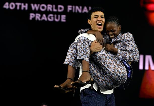 Bilder des Jahres 2024, Entertainment 06 Juni Entertainment Themen der Woche KW24 Entertainment Bilder des Tages Winners Imade Darouache of Italy, left, and Micklate Deci of Mozambique after world final of competition Schwarzkopf Elite Model Look in Prague, Czech Republic, June 15, 2024. (CTKxPhoto KaterinaxSulova) CTKPhotoP2024061504864  CTKPhotoP2024061504864