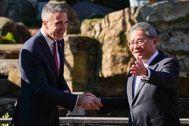 News Themen der Woche KW24 News Bilder des Tages , ADELAIDE, AUSTRALIA - JUNE 16: South Australian Premier Peter Malinauskas (Left) shakes hands with China s Premier Li Qiang at Adelaide Zoo on June 16, 2024 in Adelaide, Australia. Li s visit to Australia aims to strengthen bilateral ties and address outstanding trade and consular issues, including the removal of remaining trade barriers and the release of imprisoned Australian democracy blogger Yang Hengjuno, marking a significant step towards stabilizing the relationship between the two nations. The visit also highlights the growing importance of economic cooperation and the need for dialogue on security concerns, particularly in the context of China s increasing influence in the Pacific region. The visit marks the first high-level dipl  Copyright: xAsankaxRatnayakex 20240616195926958769
