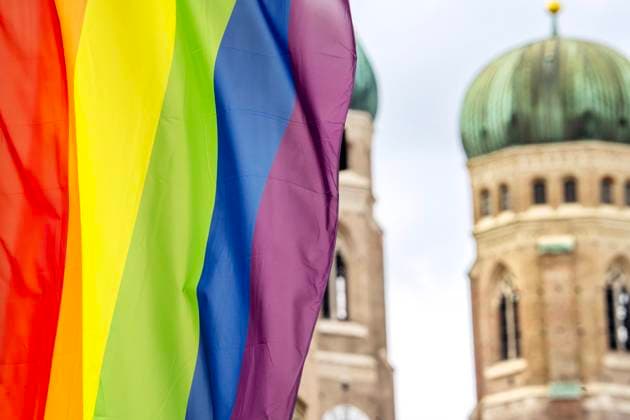 Regenbogenflagge im Pride Month, dahinter die Frauenkirche, München, Juni 2024 Deutschland, München, Juni 2024, Regenbogenfahnen auf dem Marienplatz, Blick auf die Frauenkirche, Symbolfoto, Vielfalt, Toleranz, Respekt, Anti-Diskriminierung, Diversity, Inklusion, Regenbogenfarben, Solidarität mit der LGBTQIA+ Community, internationales schwul-lesbisches Symbol, queer, Trans, Pride-Flagge, LGBT, LGBTQ, katholische Kirche, Maria 2.0, Religion, Bayern, Querformat, *** Rainbow flag in Pride Month, behind it the Frauenkirche, Munich, June 2024 Germany, Munich, June 2024, rainbow flags on Marienplatz, view of the Frauenkirche, symbol photo, diversity, tolerance, respect, anti-discrimination, diversity, inclusion, rainbow colors, solidarity with