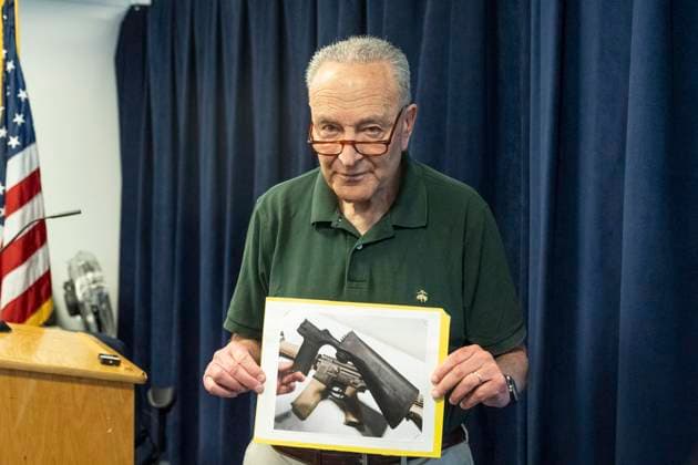 News Themen der Woche KW24 News Bilder des Tages June 16, 2024, New York, New York, United States: U. S. Senator Charles Schumer announced in his office in New York on June 16, 2024 plans for Senate vote to restore bump stock ban on guns after Supreme Court decision to undo it. During briefing Senator was holding a photo of bump stock which converts gun into sub-machine automatic weapon. New York United States - ZUMAr339 20240616_znp_r339_008 Copyright: xLevxRadinx