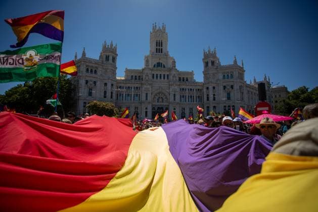 News Themen der Woche KW24 News Bilder des Tages Anti-monarchy demonstration in Madrid, Spain - 16 Jun 2024 A group of protesters hold a giant republican flag during a demonstration. On the occasion of the 10th anniversary of the coronation of Felipe VI as King of Spain, thousands of republican and anti-monarchy people have demonstrated in the center of Madrid. Various groups have called for a republican march under the slogan No monarchy, yes democracy . Madrid Spain Copyright: xDavidxCanalesx xSOPAxImagesx DCXaniversarioFelipeVI240616-26