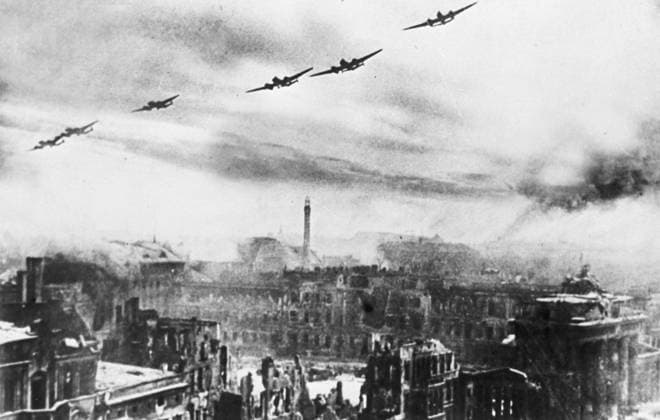 Archivbilder der Woche KW25 Soviet bombers over Berlin 865922 25.04.1945 Soviet bombers over Berlin. The 1941-1945 Great Patriotic War. Photo reproduction. RIA Novosti Sputnik Berlin Germany  Copyright: xRIAxNovostix