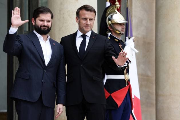 News Themen der Woche KW25 News Bilder des Tages French President Emmanuel Macron receives Chilean President Gabriel Boric Font for a meeting at the Elysee presidential palace in Paris, France, on June 17, 2024. French President Emmanuel Macron receives Chilean President Gabriel Boric Font for a meeting at the Elysee presidential palace in Paris, France, on June 17, 2024, France, le 17 juin 2024 StÃ phane Lemouton Bestimage French President Emmanuel Macron receives Chilean President Gabriel Boric for a meeting at the Elysee presidential palace in Paris, France, on June 17, 2024 Paris France  Copyright: xStephanexLemoutonx xBestimagexStephanexLemoutonx xBestimagex