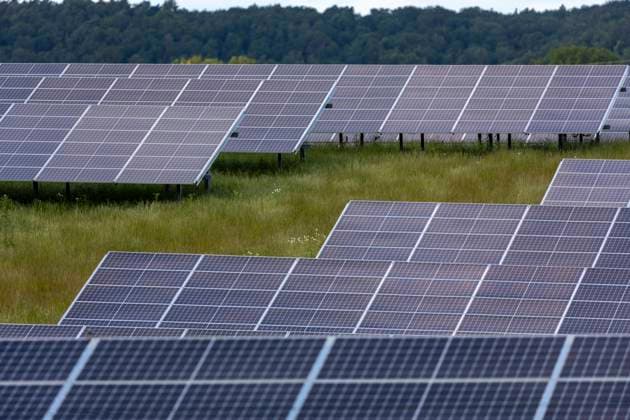 Bilderserie 16.06.2024, Großer Solarpark im Steigerwald Solarpark in der Landschaft Burghaslach, Franken Bayern Deutschland *** Photo series 16 06 2024, Large solar park in the Steigerwald Solar park in the Burghaslach landscape, Franconia Bavaria Germany