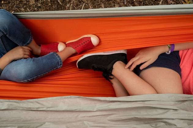 Creative Highlights Symbolbilder Brother and sister lying in hammock Arlington, Virginia, United States R_SUSU21091477-829291-01 ,model released, Symbolfoto