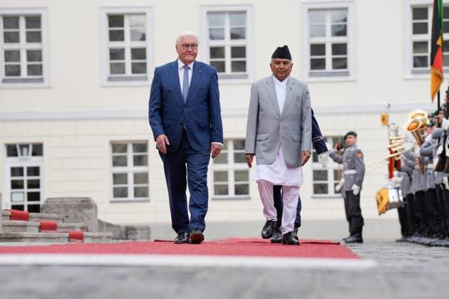 News Themen der Woche KW25 News Bilder des Tages Bundespräsident Steinmeier, Präsident Ram Chandra Paudel Bundespräsident Frank-Walter Steinmeier empfängt den Präsidenten von Nepal, Ram Chandra Paudel, mit militärischen Ehren im Schloss Bellevue Berlin Berlin GER *** Federal President Steinmeier, President Ram Chandra Paudel Federal President Frank Walter Steinmeier receives the President of Nepal, Ram Chandra Paudel, with military honors at Bellevue Palace Berlin Berlin GER