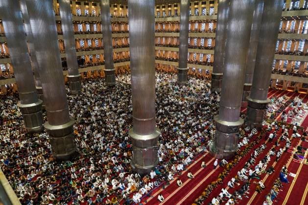 Bilder des Jahres 2024, News 06 Juni News Themen der Woche KW25 News Bilder des Tages June 17, 2024, Jakarta, Indonesia: Indonesian Muslims performed the Eid al-Adha prayer for the 10th of Dhu al-Hijjah, 1445 Hijri, at the Istiqlal Mosque. The government declared Eid al-Adha 1445 Hijri on June 17, 2024. Jakarta Indonesia - ZUMAraye 20240617_mda_m265_1060 Copyright: xAndrixMunazirx