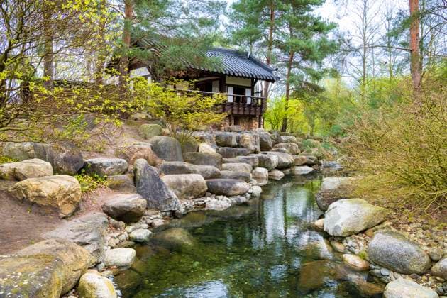 Traditionelles koreanisches Wohnhaus, Kye Zeong, Pavillon am Wasser, , Koreanischer Garten, Gärten der Welt, Berlin, Deutschland mcpins *** Traditional Korean house, Kye Zeong, Pavilion by the water, , Korean Garden, Gardens of the World, Berlin, Germany mcpins mcpins