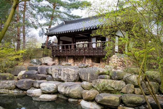Traditionelles koreanisches Wohnhaus, Kye Zeong, Pavillon am Wasser, , Koreanischer Garten, Gärten der Welt, Berlin, Deutschland mcpins *** Traditional Korean house, Kye Zeong, Pavilion by the water, , Korean Garden, Gardens of the World, Berlin, Germany mcpins mcpins