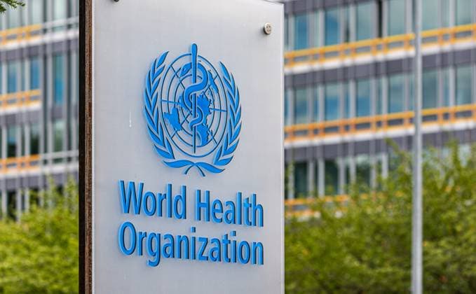 Weltgesundheitsorganisation Signet der zur Vereinten Nationen gehörenden Weltgesundheitsorganisation, das Gebäude der Sonderorganisation befindet sich dahinter. (Genf, Schweiz, 03.08.2023) *** World Health Organization Signet of the World Health Organization, part of the United Nations, with the building of the specialized agency behind it Geneva, Switzerland, 03 08 2023