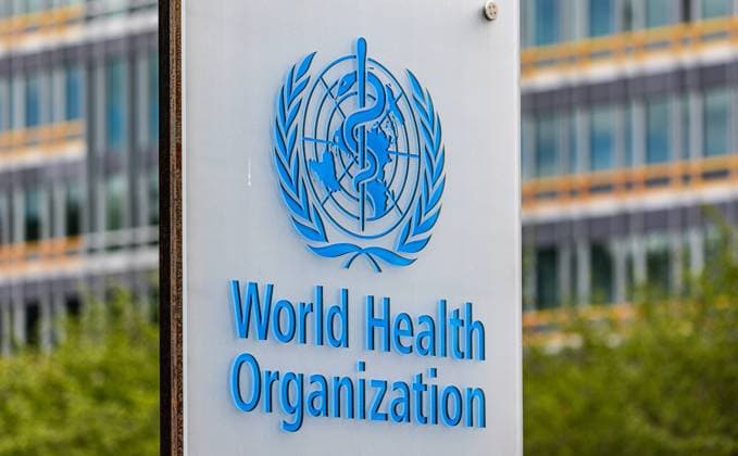 Weltgesundheitsorganisation Signet der zur Vereinten Nationen gehörenden Weltgesundheitsorganisation, das Gebäude der Sonderorganisation befindet sich dahinter. (Genf, Schweiz, 03.08.2023) *** World Health Organization Signet of the World Health Organization, part of the United Nations, with the building of the specialized agency behind it Geneva, Switzerland, 03 08 2023