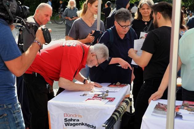 Wahlkampfveranstaltung des Bündnis Sara Wagenknecht (BSW) Leipzg, 04.06.2024 - Besucher auf einer Wahlkampfveranstaltung des Bündnis Sara Wagenknecht (BSW) auf dem Richard-Wagner-Platz in Leipzig. Foto: Matthias Gränzdörfer Thüringen Germany *** Election campaign event of the alliance Sara Wagenknecht BSW Leipzg, 04 06 2024 Visitors at an election campaign event of the alliance Sara Wagenknecht BSW on Richard Wagner Platz in Leipzig Photo Matthias Gränzdörfer Thüringen Germany Copyright: xMatthiasxGränzdörferx