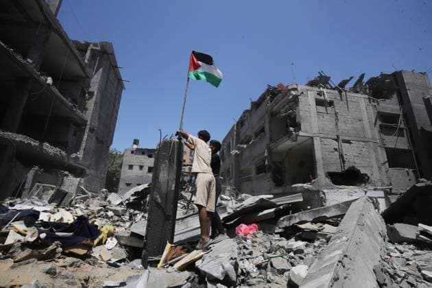 Bilder des Jahres 2024, News 06 Juni News Themen der Woche KW25 News Bilder des Tages Palestinians search the rubble of the Harb family home which was hit in overnight Israeli strikes in al-Bureij refugee camp Palestinians search the rubble of the Harb family home which was hit in overnight Israeli strikes in al-Bureij refugee camp in the central Gaza Strip, on June 18, 2024, amid the ongoing Israel war on Gaza. Photo by Omar Ashtawy apaimages al-Bureij Gaza Strip Palestinian Territory 180624_Bureij_OSH_00(47) Copyright: xapaimagesxOmarxAshtawyx xapaimagesx