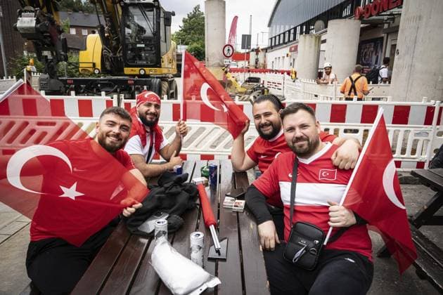 Fans of the Turkish national team in Duisburg FOR EDITORIAL PURPOSES ONLY EDITORIAL USE ONLY p Supporters of the Turkish national mens soccer team sit in a construction site in front of the east exit or east entrance of the main train station in Duisburg on Tuesday, June 18, 2024 and Copyright: STEFANxAREND doc7vx8rey86lywglk1duk ,EDITORIAL USE ONLY Copyright: STEFANxAREND