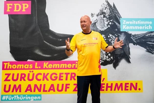 FDP THÜRINGEN AUFTAKT LANDTAGSWAHLKAMPF 18 06 2024 - Weimar: Thomas L. Kemmerich (FDP) vor einem der präsentierten Wahlplakate. Wahlkampfauftakt zur Landtagswahl 2024 der FDP Thüringen am 18. Juni 2024 im Uhrenwerk in Weimar. _________________ *** FDP THÜRINGEN AUFTAKTKT LANDTAGSWAHLKAMPF 18 06 2024 Weimar Thomas L Kemmerich FDP in front of one of the presented election posters Election campaign kick-off for the state election 2024 of the FDP Thuringia on June 18, 2024 in the clock factory in Weimar