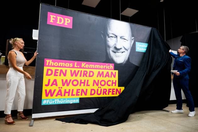 FDP THÜRINGEN AUFTAKT LANDTAGSWAHLKAMPF 18 06 2024 - Weimar: Der Generalsekretär der FDP Thüringen Robert-Martin Montag (rechts), enthüllt eines der Wahlplakate. Wahlkampfauftakt zur Landtagswahl 2024 der FDP Thüringen am 18. Juni 2024 im Uhrenwerk in Weimar. _________________ *** FDP THURINGIA OPENING COUNTRY DAY ELECTION CAMPAIGN 18 06 2024 Weimar The Secretary General of the FDP Thuringia Robert Martin Montag, right, unveils one of the election posters campaign opening for the state election 2024 of the FDP Thuringia on June 18, 2024 at the clock factory in Weimar