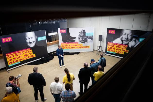 FDP THÜRINGEN AUFTAKT LANDTAGSWAHLKAMPF 18 06 2024 - Weimar: Der Generalsekretär der FDP Thüringen Robert-Martin Montag, enthüllt die Wahlplakate vor der Presse. Wahlkampfauftakt zur Landtagswahl 2024 der FDP Thüringen am 18. Juni 2024 im Uhrenwerk in Weimar. _________________ *** FDP THURINGIA OPENING CAMPAIGN FOR STATE ELECTION 18 06 2024 Weimar The Secretary General of the FDP Thuringia Robert Martin Montag, unveils the election posters in front of the press Campaign opening for the state election 2024 of the FDP Thuringia on June 18, 2024 in the clock factory in Weimar