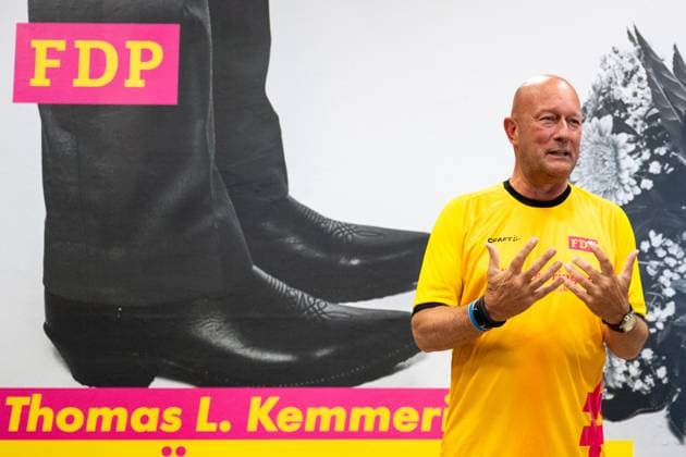 FDP THÜRINGEN AUFTAKT LANDTAGSWAHLKAMPF 18 06 2024 - Weimar: Der Spitzenkandidat der Thüringer FDP, Thomas L. Kemmerich, vor einem der neuen Plakatmotive. Wahlkampfauftakt zur Landtagswahl 2024 der FDP Thüringen am 18. Juni 2024 im Uhrenwerk in Weimar. _________________ *** FDP THURINGIA STATE ELECTION CAMPAIGN 18 06 2024 Weimar The top candidate of the Thuringian FDP, Thomas L Kemmerich, in front of one of the new poster motifs Election campaign kick-off for the 2024 state election of the FDP Thuringia on June 18, 2024 at the clock factory in Weimar