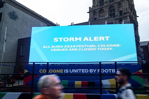 UEFA EURO 2024 in Cologne, Public Viewing in Cologne, Fan Zone at Heumarkt, Altermarkt Screen with the Storm alert, Altermarkt, UEFA EURO 2024 in Cologne, Public Viewing in Cologne, Fan Zone at Heumarkt, Altermarkt Cologne city center NRW Germany Copyright: xBEAUTIFULxSPORTS Buriakovx