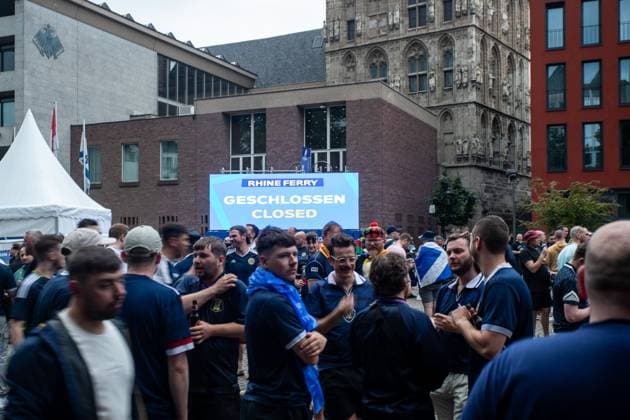 UEFA EURO 2024 in Cologne, Public Viewing in Cologne, Fan Zone at Heumarkt, Altermarkt Screen with the Storm alert, Altermarkt, UEFA EURO 2024 in Cologne, Public Viewing in Cologne, Fan Zone at Heumarkt, Altermarkt Cologne city center NRW Germany Copyright: xBEAUTIFULxSPORTS Buriakovx