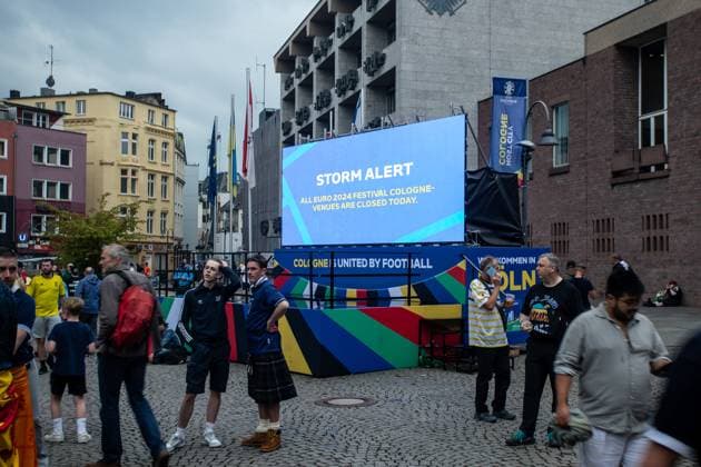 UEFA EURO 2024 in Cologne, Public Viewing in Cologne, Fan Zone at Heumarkt, Altermarkt Screen with the Storm alert, Altermarkt, UEFA EURO 2024 in Cologne, Public Viewing in Cologne, Fan Zone at Heumarkt, Altermarkt Cologne city center NRW Germany Copyright: xBEAUTIFULxSPORTS Buriakovx